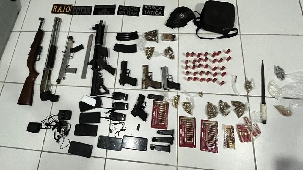 Armas, celulares e drogas apreendidos em ação policial