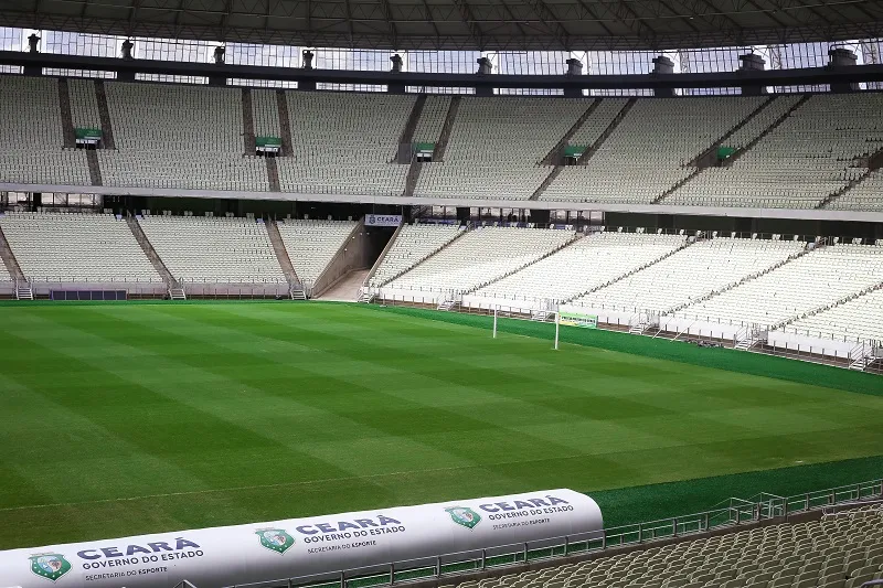 Gramado da Arena Castelão recebe reparos.