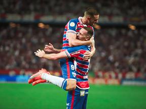 Pochettino e Galhardo comemoram gol marcado em vitória sobre o Atlético-MG