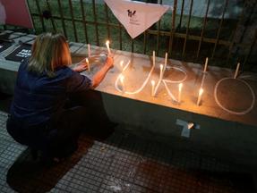 Familiares e amigos de vítimas da Chacina do Curió fizeram vigília em frente ao Fórum Clóvis Bevilaqua, na espera do término do primeiro julgamento do caso