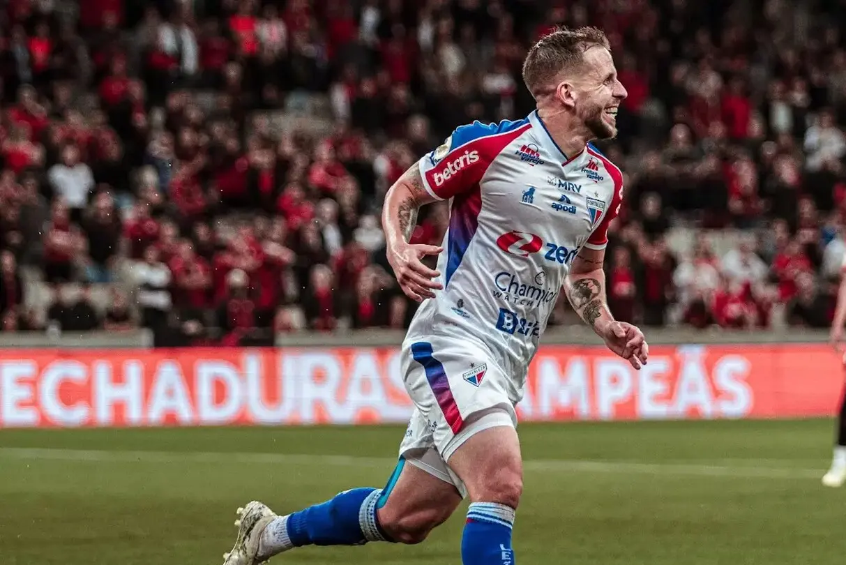 Lucas Sasha em ação pelo Fortaleza