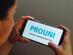 Pessoa segurando celular aberto no aplicativo do Prouni