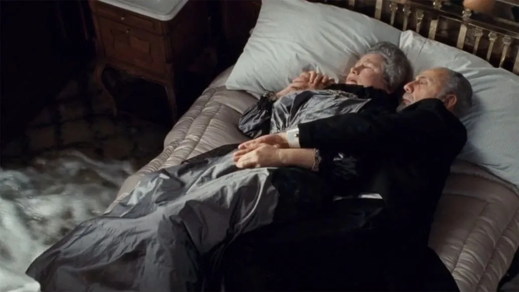 Cena em que Isidor e Ida decidem morrer abraçados, na cama, em 'Titanic' (1997)