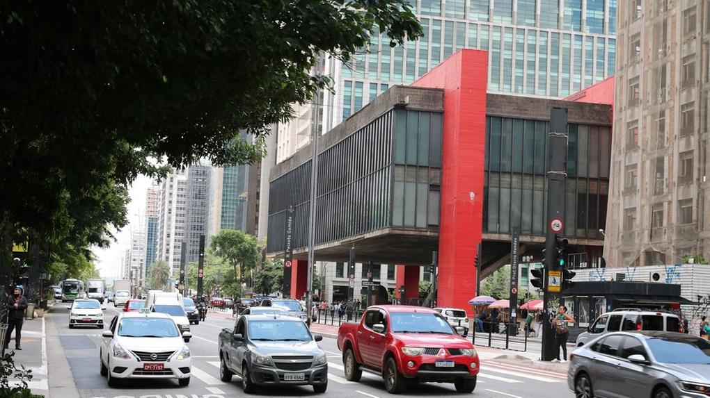 Veículos trafegam na avenida Paulista