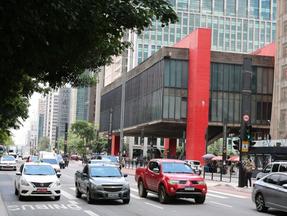 Veículos trafegam na avenida Paulista