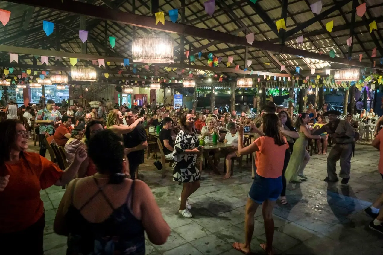 Turistas e cearenses em noite de caranguejada