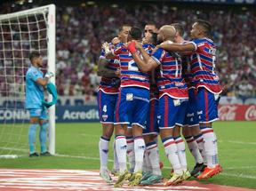 Jogadores do Fortaleza comemoram gol na Sul-Americana