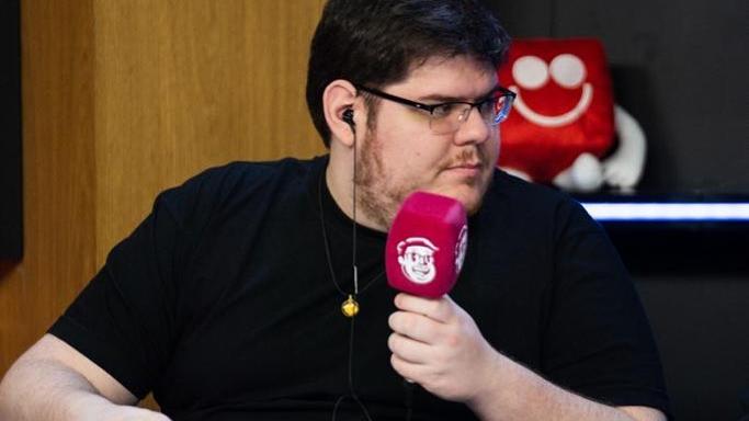 Influenciador Casimiro segurando microfone vermelho com a logo da 'CazéTV''