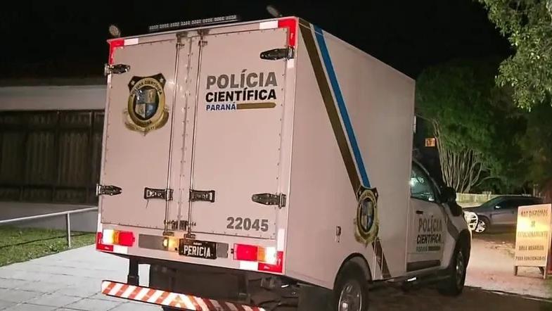 Caminhão da Polícia Científica estacionado