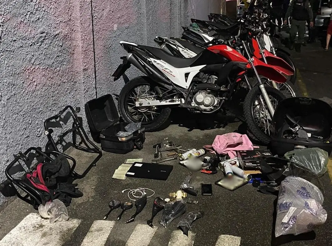 Motos apreendidas em operação contra esquema de desmanche de veículos