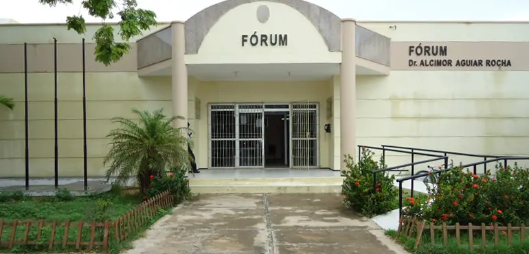 Fachada do fórum de camocim