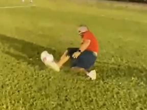 Imagem mostra homem caído em gramado