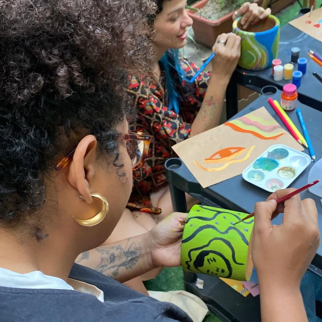 Painépou dá cursos de pintura em cerâmica