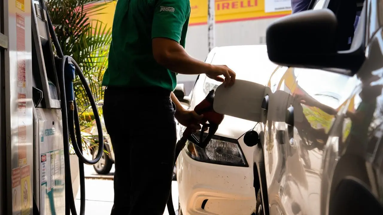 Gasolina deve aumentar R$ 0,34 e etanol R$ 0,22
