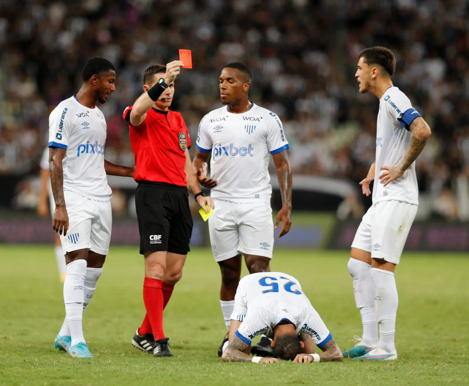 O Ceará ficou com um jogador a mais desde os 35 minutos do 2º tempo, mas nem assim conseguiu vencer