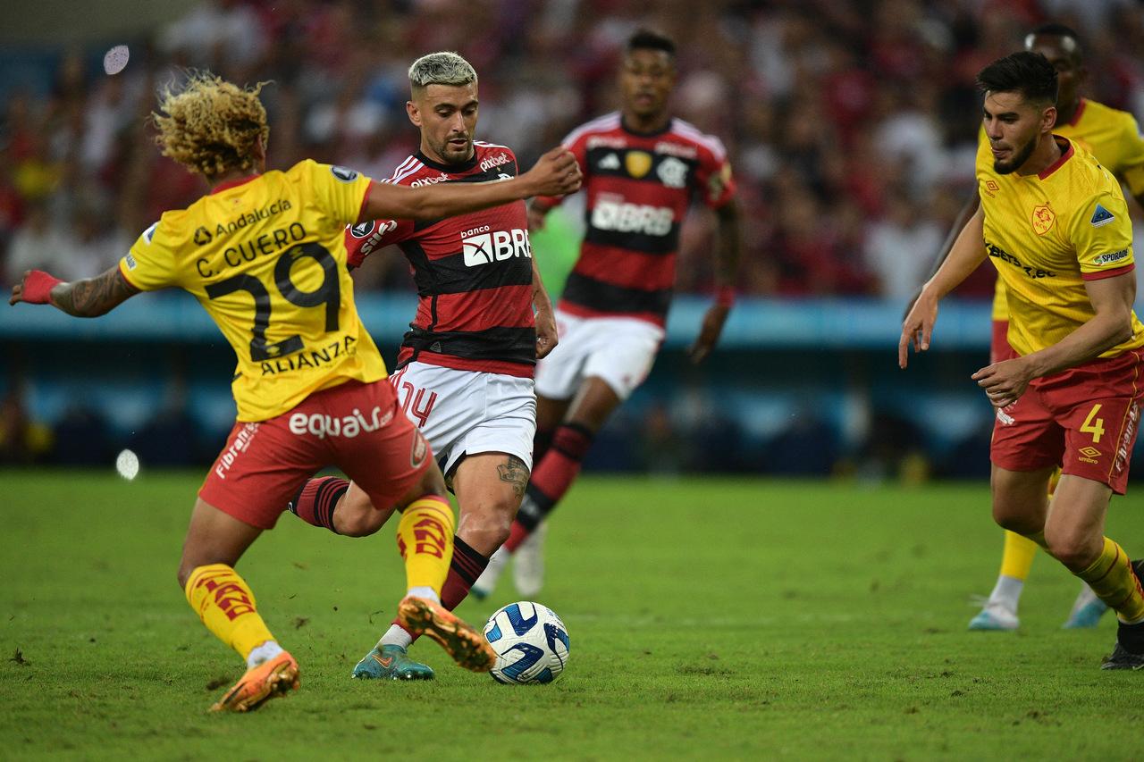 Corinthians derrota Flamengo no Maracanã e se garante na Libertadores