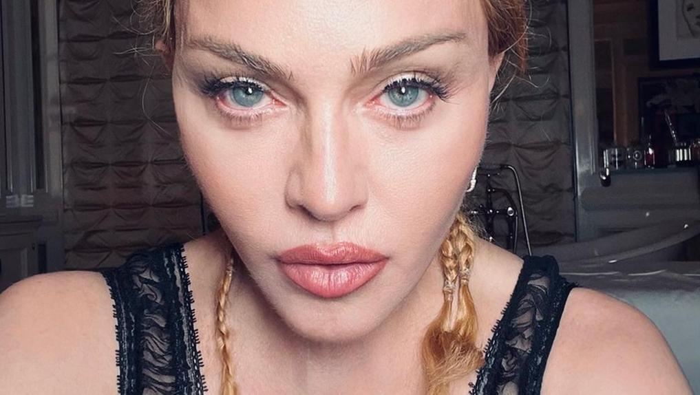 Madonna usando tranças