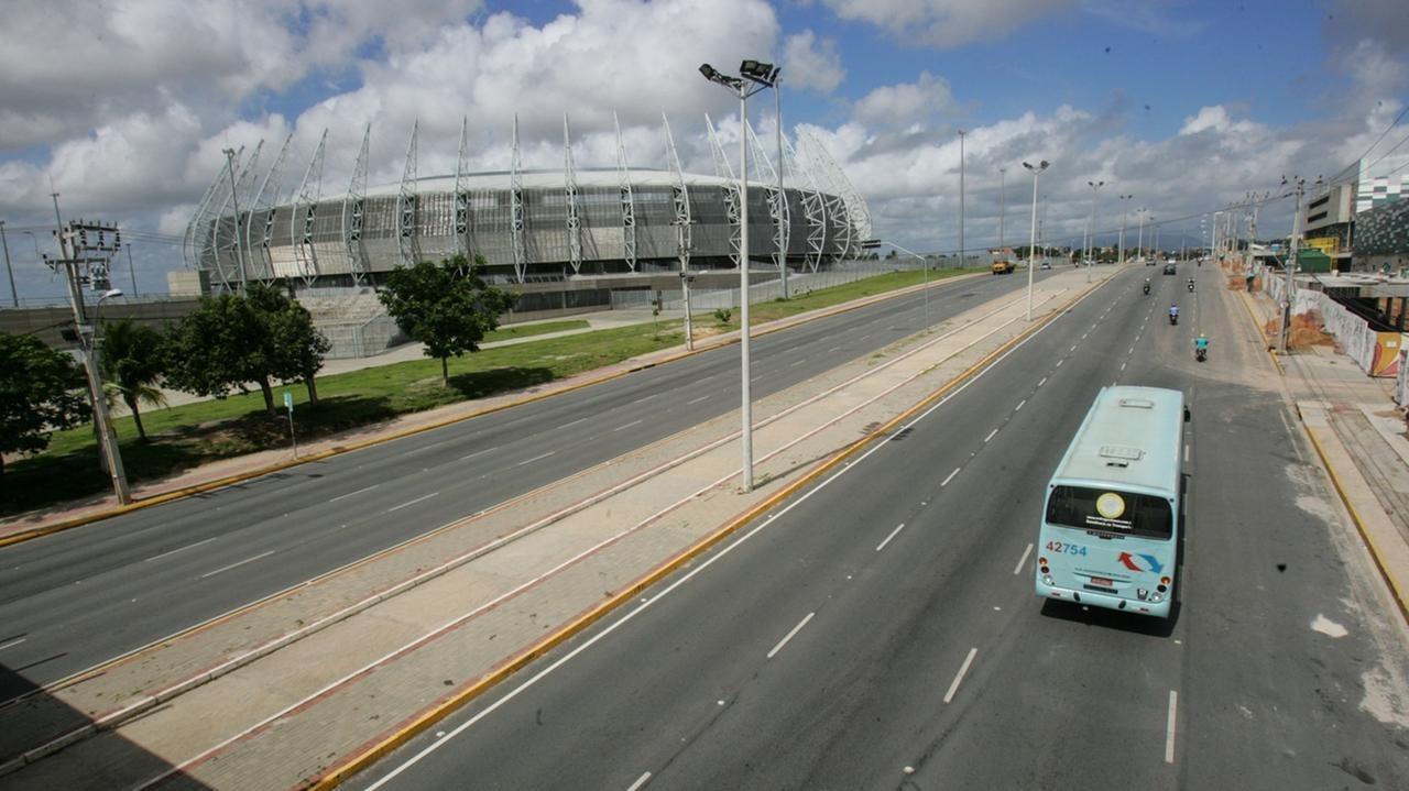 Avenida Alberto Craveiro com o Castelão ao fundo