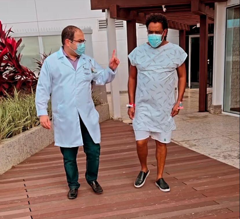 Compadre Washington caminha em hospital de Salvador onde está internado