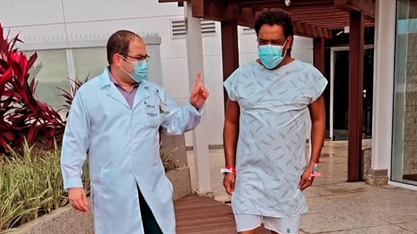 Compadre Washington caminha em hospital de Salvador onde está internado