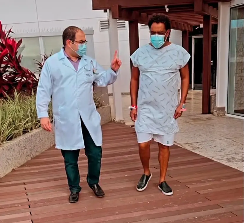 Compadre Washington caminha em hospital de Salvador onde está internado