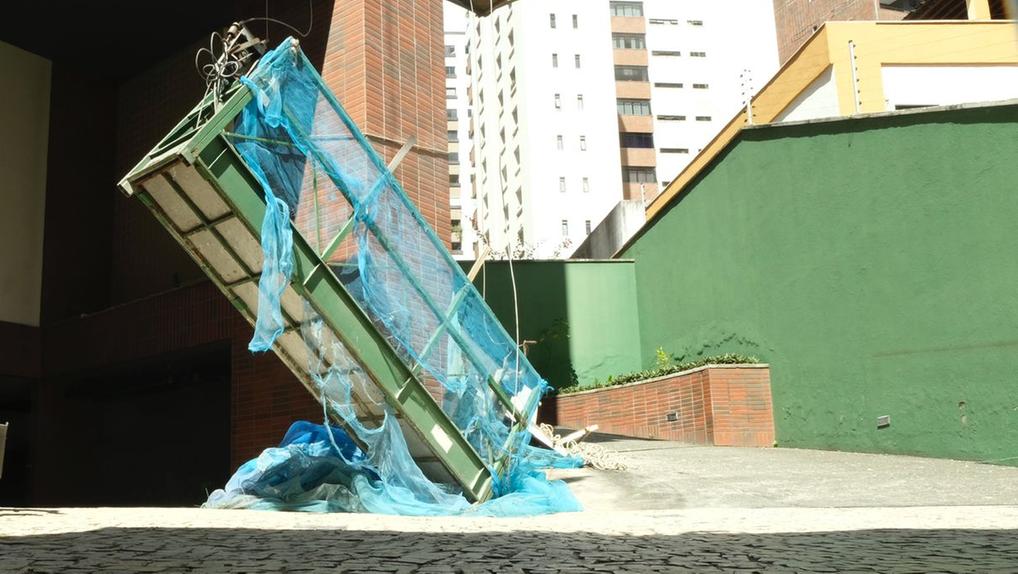 Imagem mostra elevador de obra que despencou com dois funcionários em prédio no bairro Praia de Iracema na manhã de 30 de junho de 2023