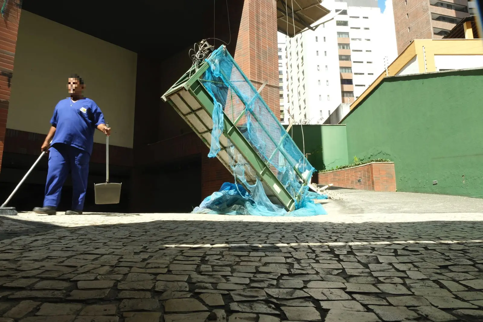Imagem mostra elevador de obra que despencou com dois funcionários em prédio no bairro Praia de Iracema na manhã de 30 de junho de 2023