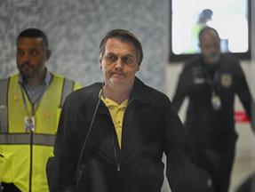 Bolsonaro caminha em aeroporto