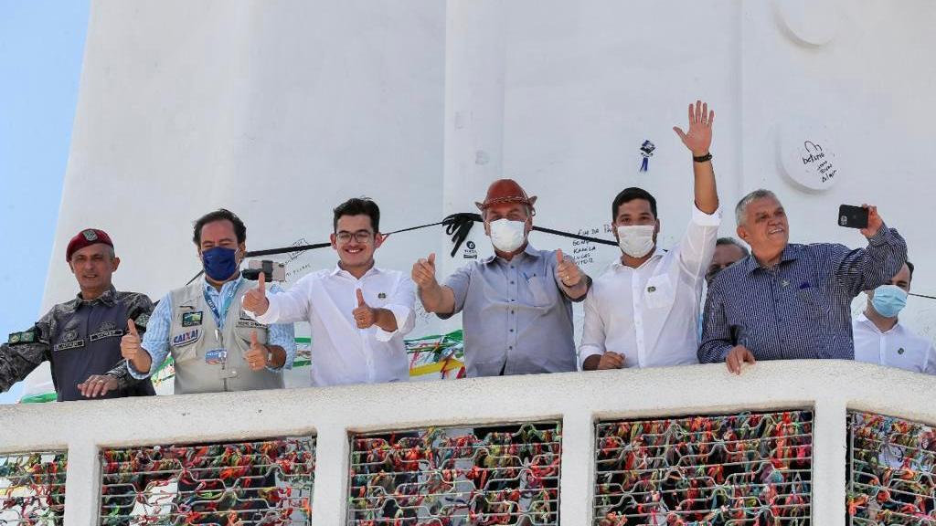Bolsonaro em visita ao Ceará, com André Fernandes à direita, e Carmelo Neto à esquerda