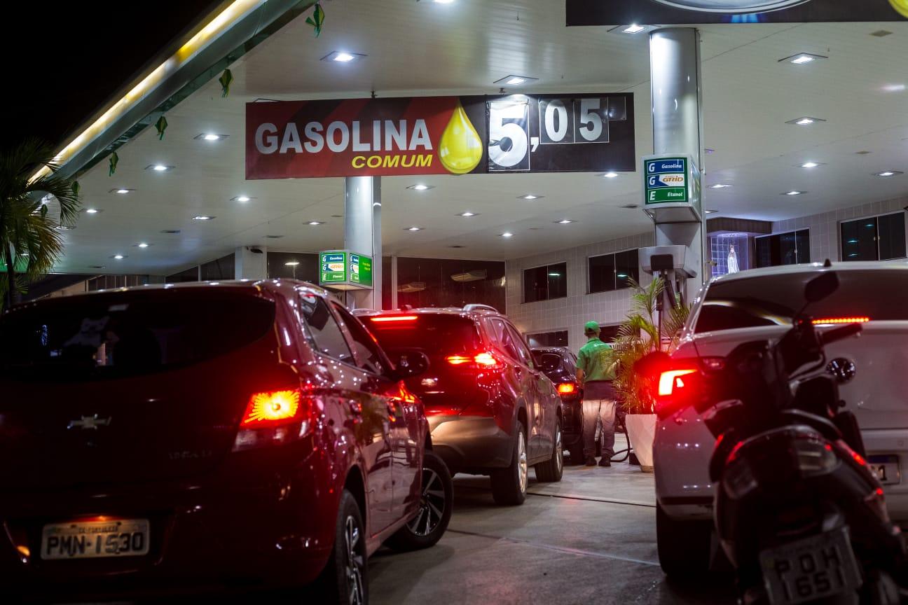 Fila em posto de gasolina na avenida rogaciano leite, em Fortaleza