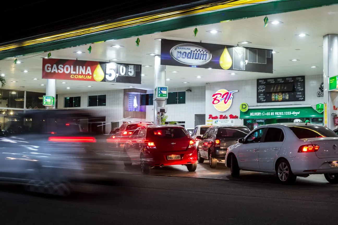 carros em posto de combustível