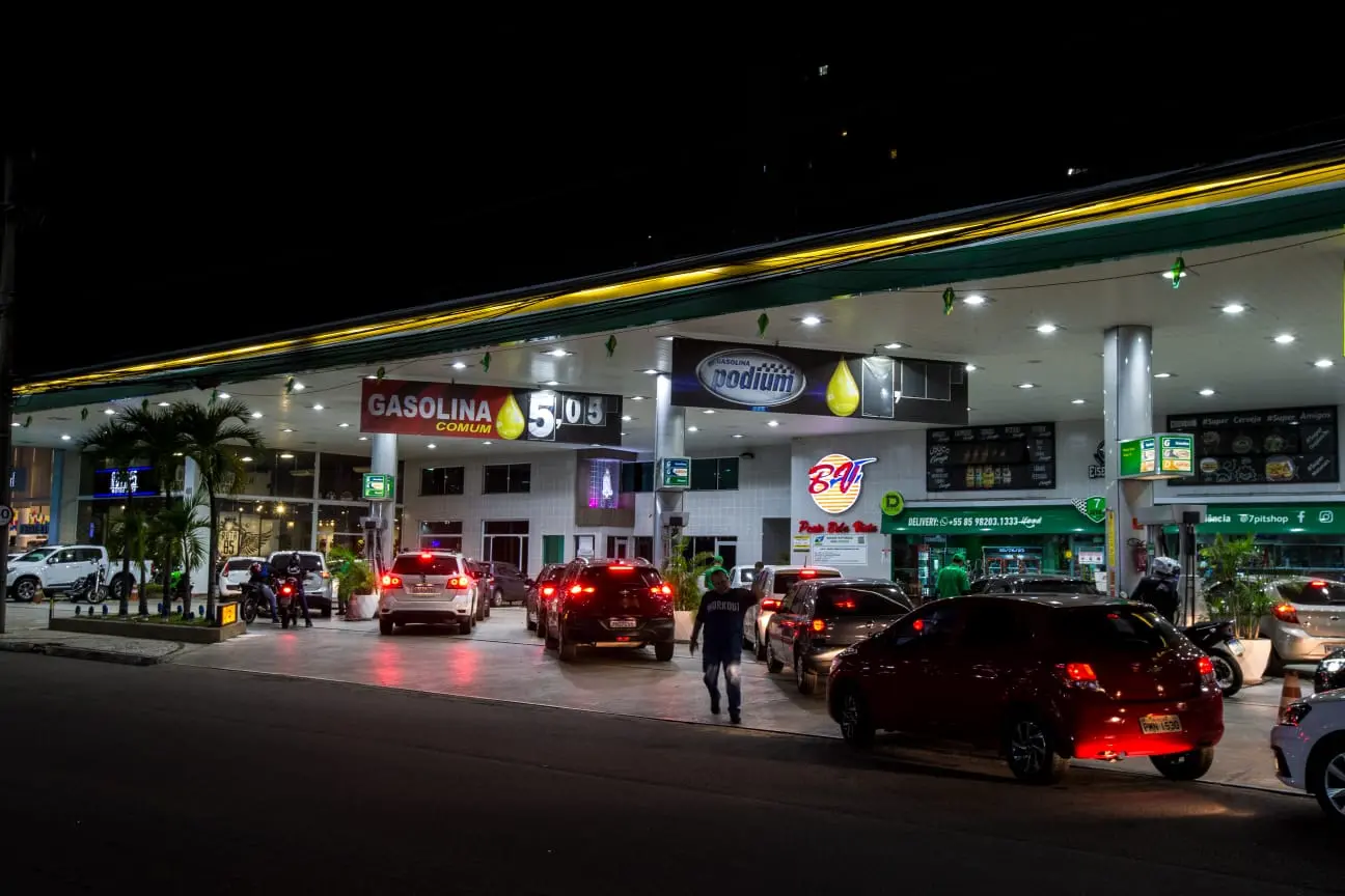 fila de carros em posto de fortaleza