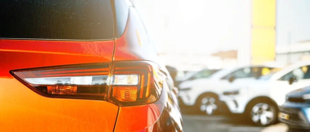 Veículos distribuídos em um estacionamento