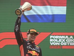 Max Verstappen exibe troféu de vencedor do GP da Áustria