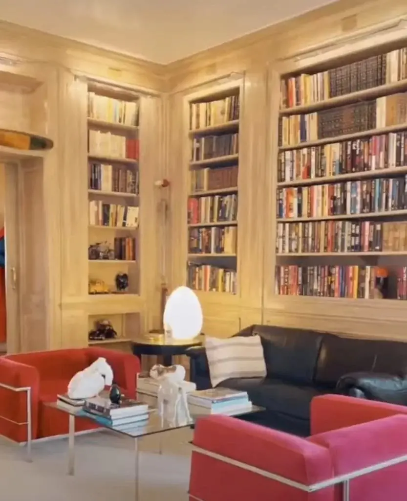 Parte da biblioteca do imóvel com diversas prateleiras