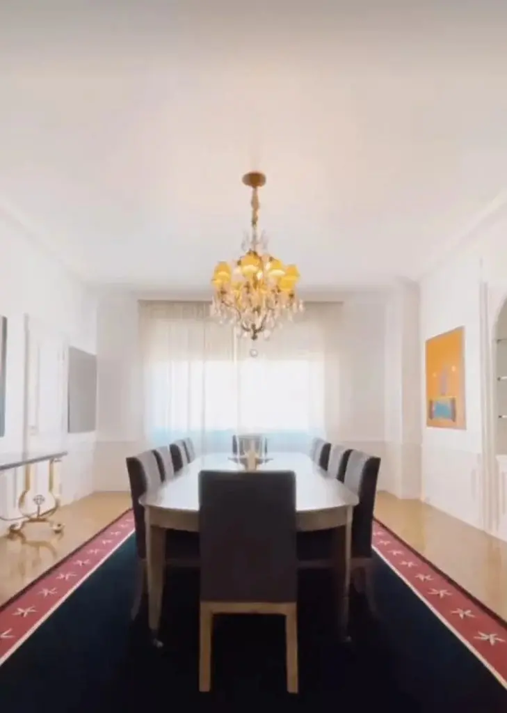 Sala de jantar com iluminação natural