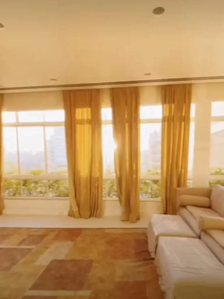 Ampla sala com janelas automatizadas ao fundo