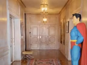 Entrada do apartamento tem um boneco em tamanho real do super-homem