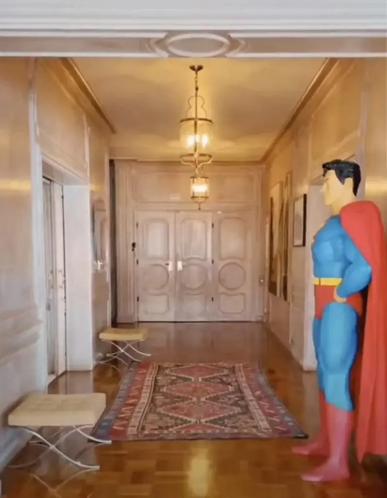 Entrada do apartamento tem um boneco em tamanho real do super-homem