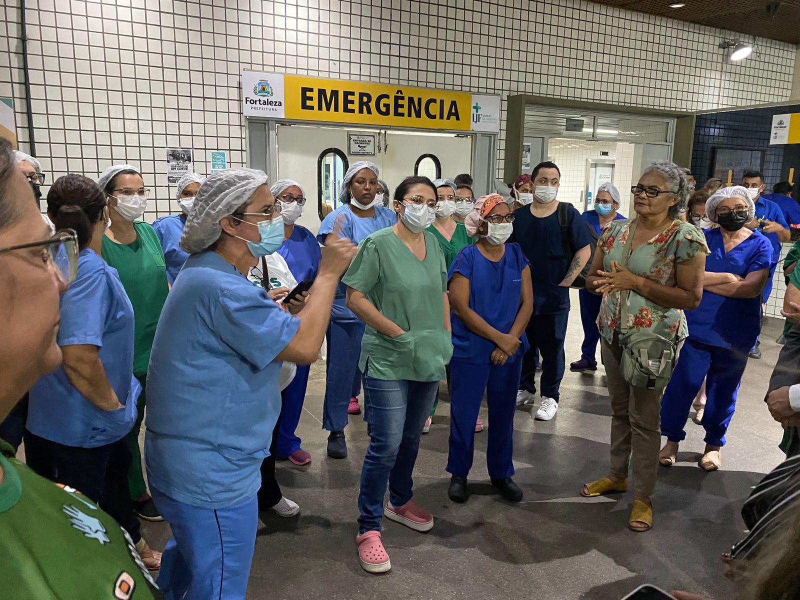 Enfermeiras conversando com órgãos durante visita no IJF