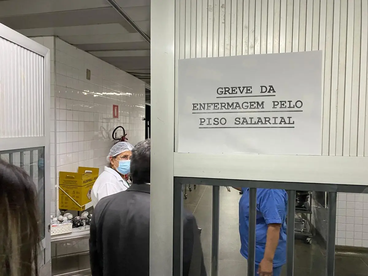 aviso de greve da enfermagem pelo pagamento do piso salarial colado em porta no IJF