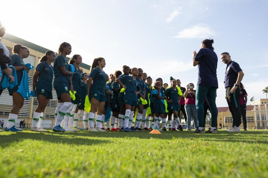 Imagem mostra jogadoras de futebol