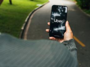 pessoa segurando celular aberto no app da uber