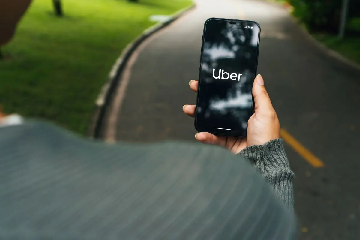 pessoa segurando celular aberto no app da uber