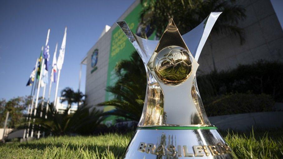 Troféu da Série A na frente da sede da CBF