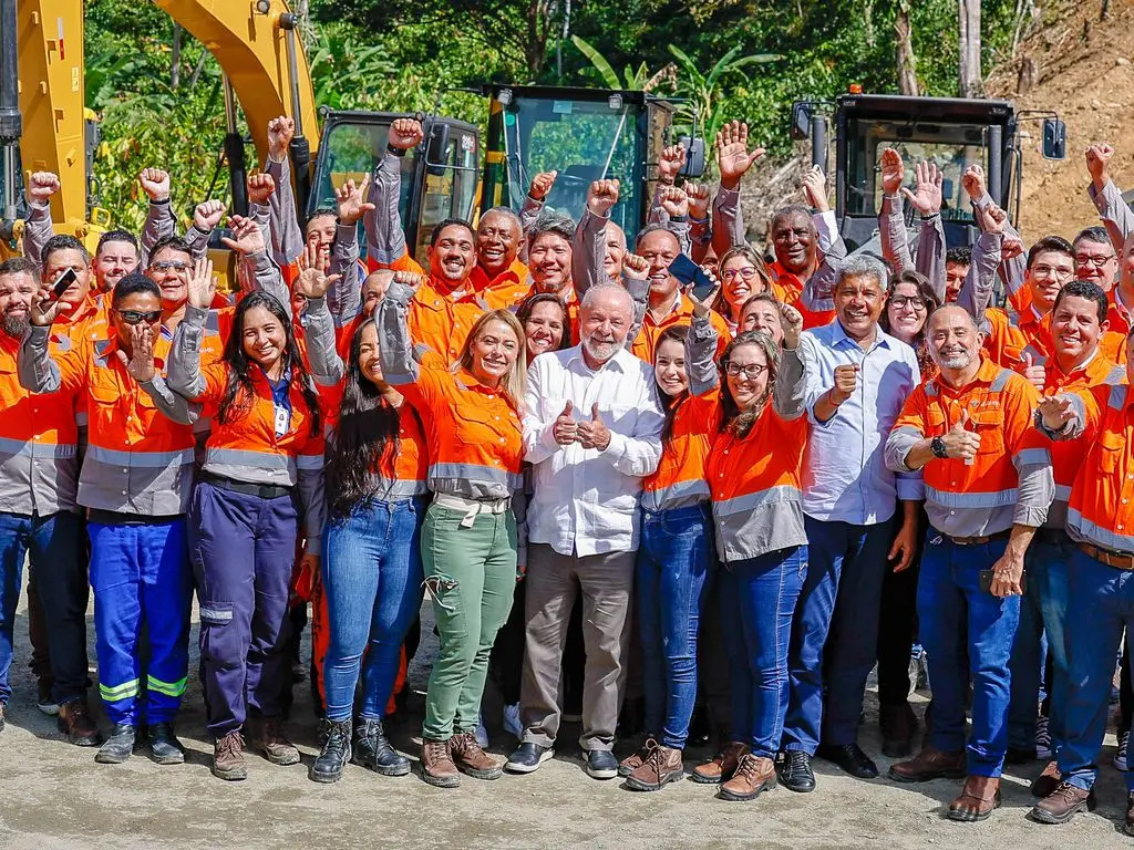 Lula e funcionários de construtora em Ilhéus, na Bahia