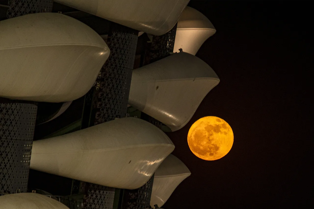 Lua surge atrás do Estádio Internacional de Basra, na cidade de Basra, no sul do Iraque