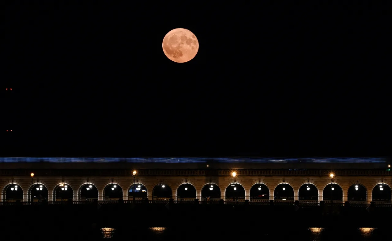Fotografia mostra o corpo celeste próximo à 'Pont de Bercy'
