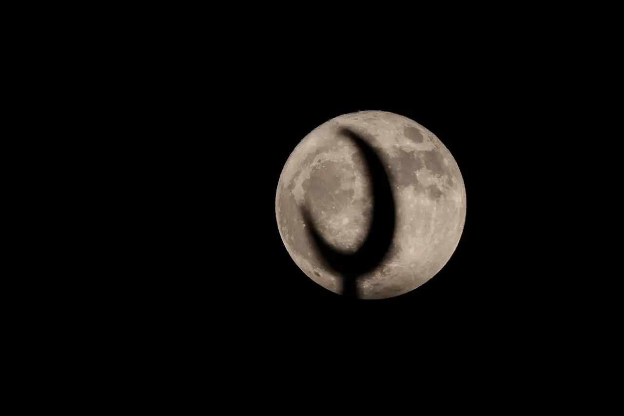 'Superlua dos Cervos' surge sobre Dubai atrás do minarete de uma mesquita em 3 de julho de 2023.
