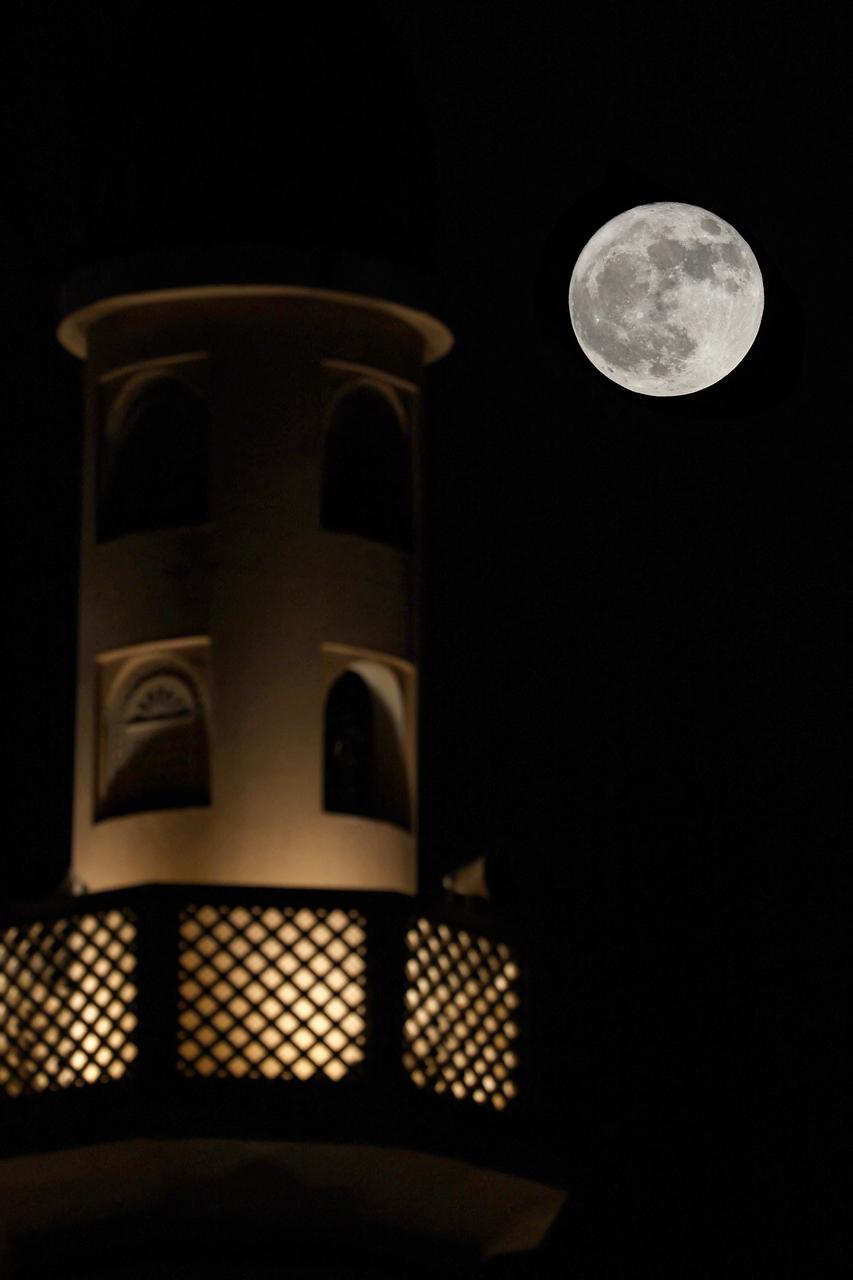 'Superlua dos Cervos' surge sobre Dubai atrás do minarete de uma mesquita em 3 de julho de 2023.